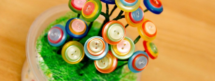 Букет из пуговиц в емкости