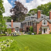 Большой газон у дома