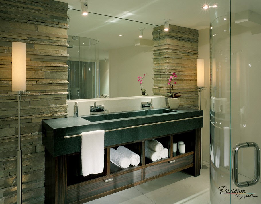 встроенные шкафы, декорированные камнем в интерьере ванной комнаты