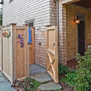 Кресла около входной двери дома