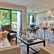 Стеклянная дверь в кухне-студии