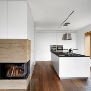 Сочетание белых фасадов кухонной мебели с деревянным полом