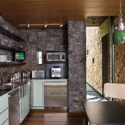 Кухонные стены облицованные камнем