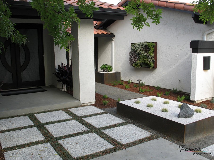 Белые бетонные плиты с проросшей травой