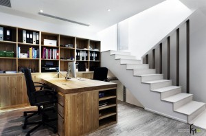 Массивный письменный стол