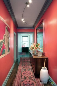 Зеркало на коралловой стене в прихожей