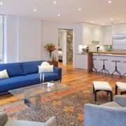 Яркие предметы мебели в оформлении кухни-студии