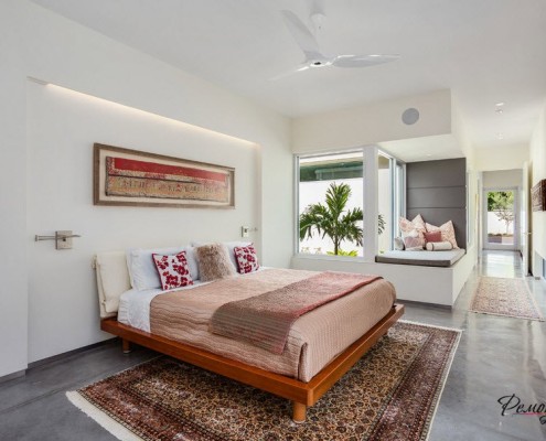 Вентилятор на потолке в спальной комнате