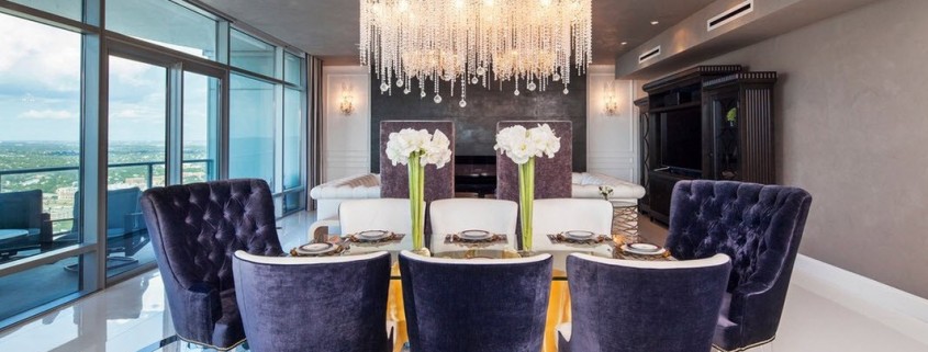 Под светом люстр