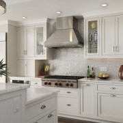 Мозаика в тон мебели на кухне