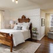 Белые с отливом обои