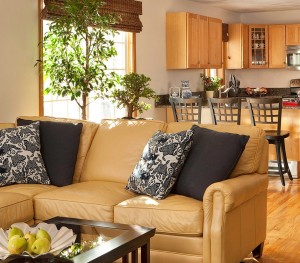 Бежевый кожаный диван