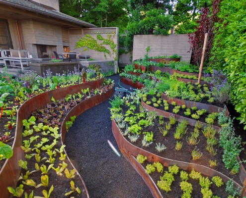 Более сложный вариант декора грядок