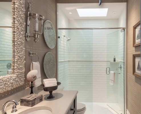 Отличным украшением ванной комнаты станет душевая кабина-контраст света