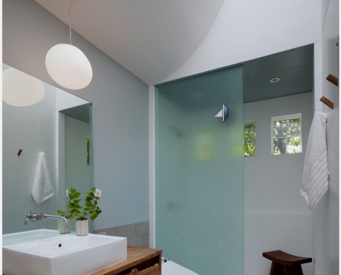 Душевая кабина с перегородкой не требует особых решений по ее включению в общий цветовой фон ванной комнаты