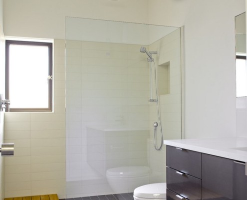 Душевая кабина с перегородкой не требует особых решений по ее включению в общий цветовой фон ванной комнаты
