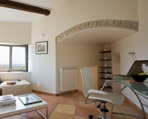 Пол комнаты в стиле прованс в классическом виде уложен плитами из натурального камня