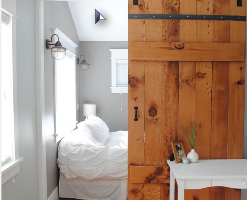 Навесная дверь в спальне