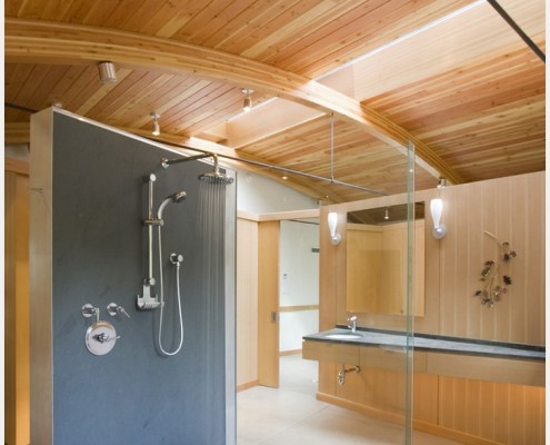 Ванная комната, облицованная пластиковой панелью под дерево