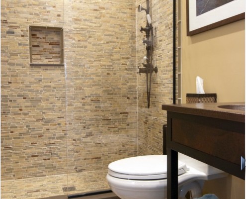 Ванная комната, облицованная пластиковой панелью под мозаику