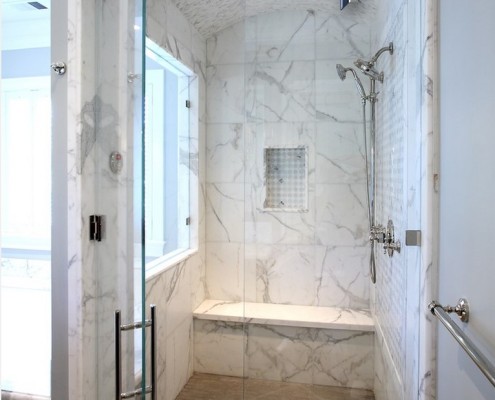 Ванная комната, облицованная пластиковой панелью под мрамор