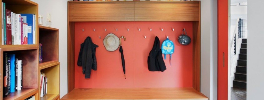 Яркий дизайн небольшой прихожей