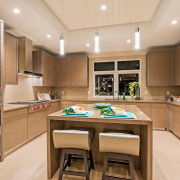 Мягкий точечный свет на кухне