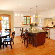 Просторная столовая